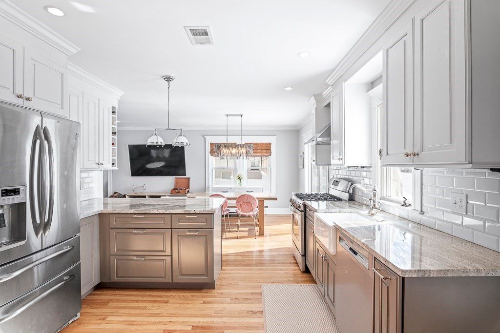 Chandelier, Dining room, Interior, Kitchen, Pendant Lights, Recessed Lighting, Wood Texture Flooring