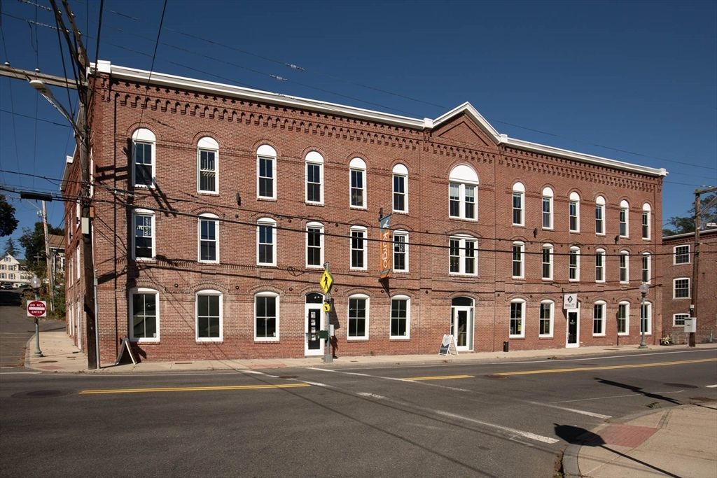 Exterior, Facade, Brick Facade, Chicago School