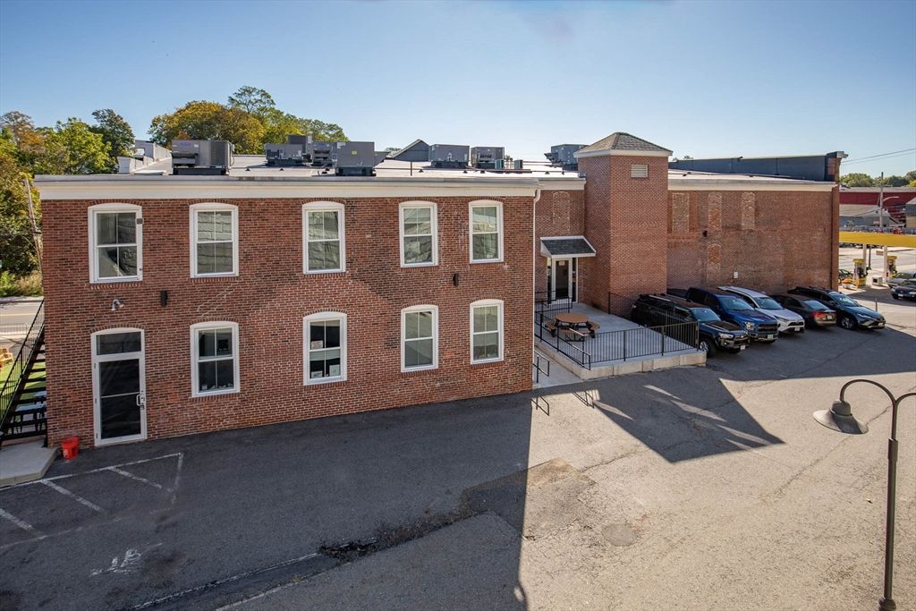 Exterior, Facade, Brick Facade, Georgian