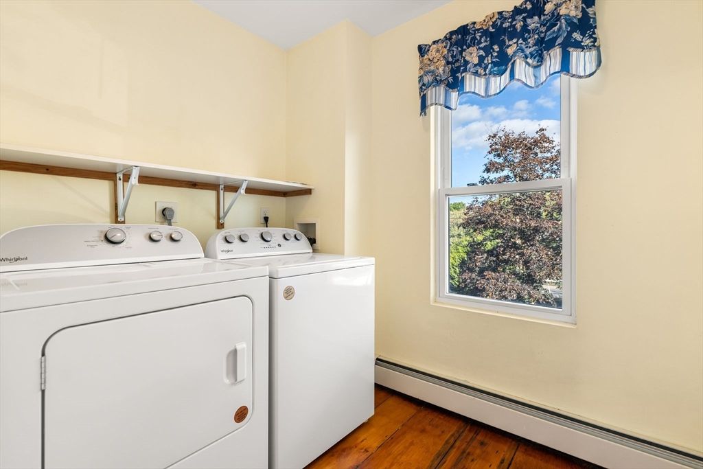 Interior, Washer, Wood Texture Flooring