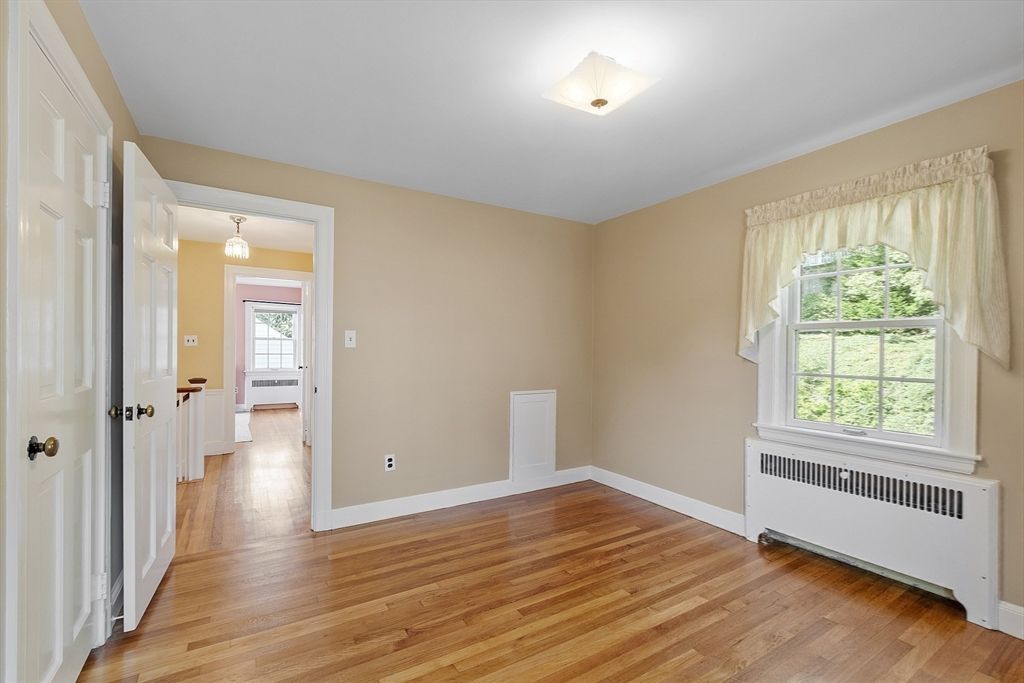 Empty room, Interior, Pendant Lights, Wood Texture Flooring
