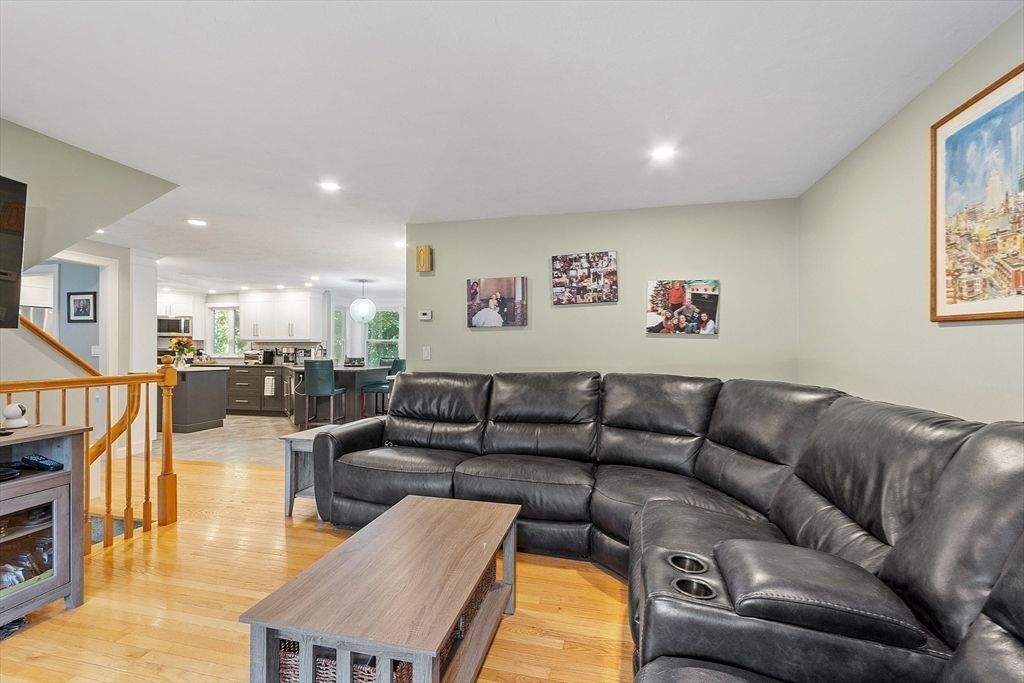 Interior, Kitchen, Living room, Pendant Lights, Recessed Lighting, Wood Texture Flooring