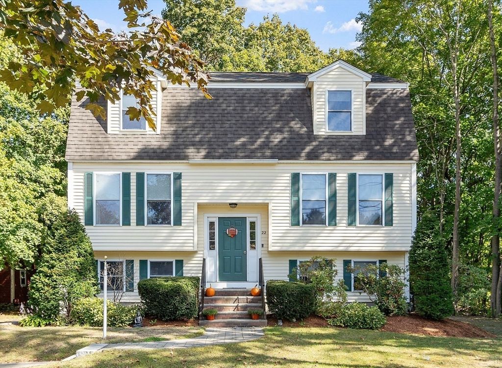 Exterior, Facade, Raised Ranch