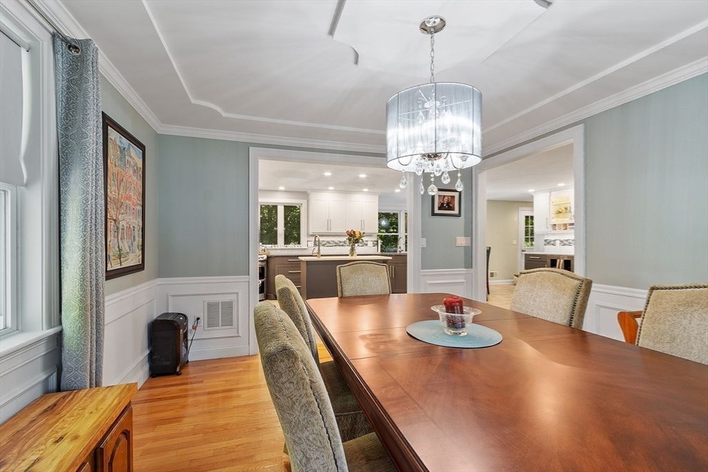 Chandelier, Dining room, Interior, Kitchen, Pendant Lights, Recessed Lighting, Wood Texture Flooring