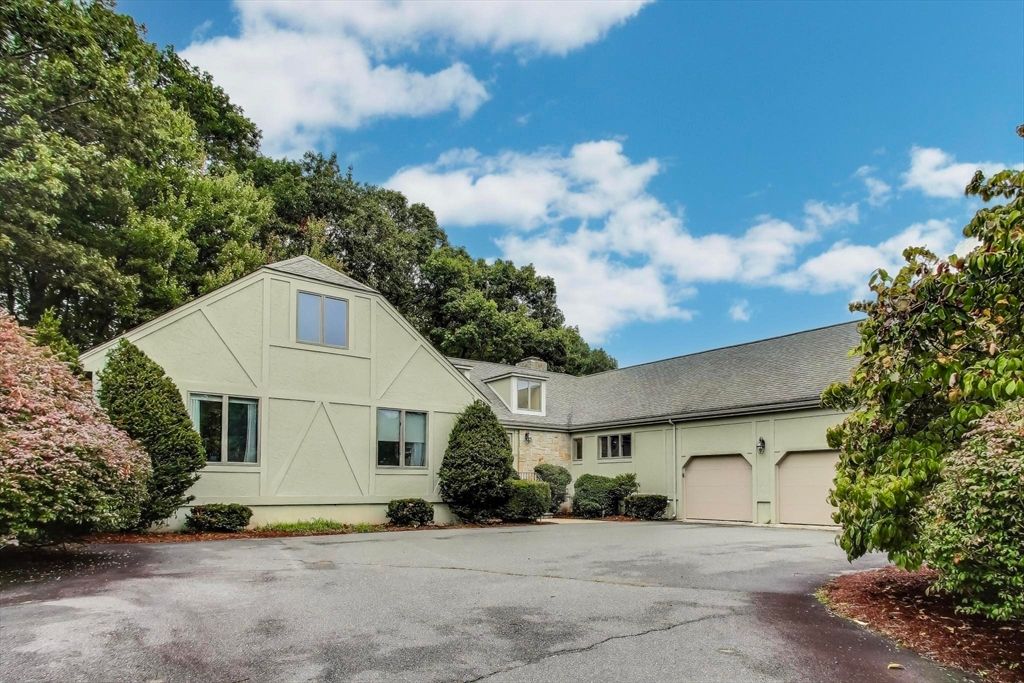 Attached, Exterior, Facade, Cape Cod