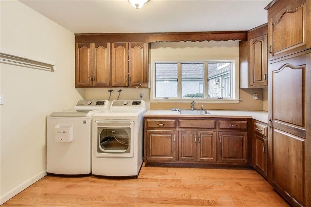 Interior, Washer, Wood Texture Flooring