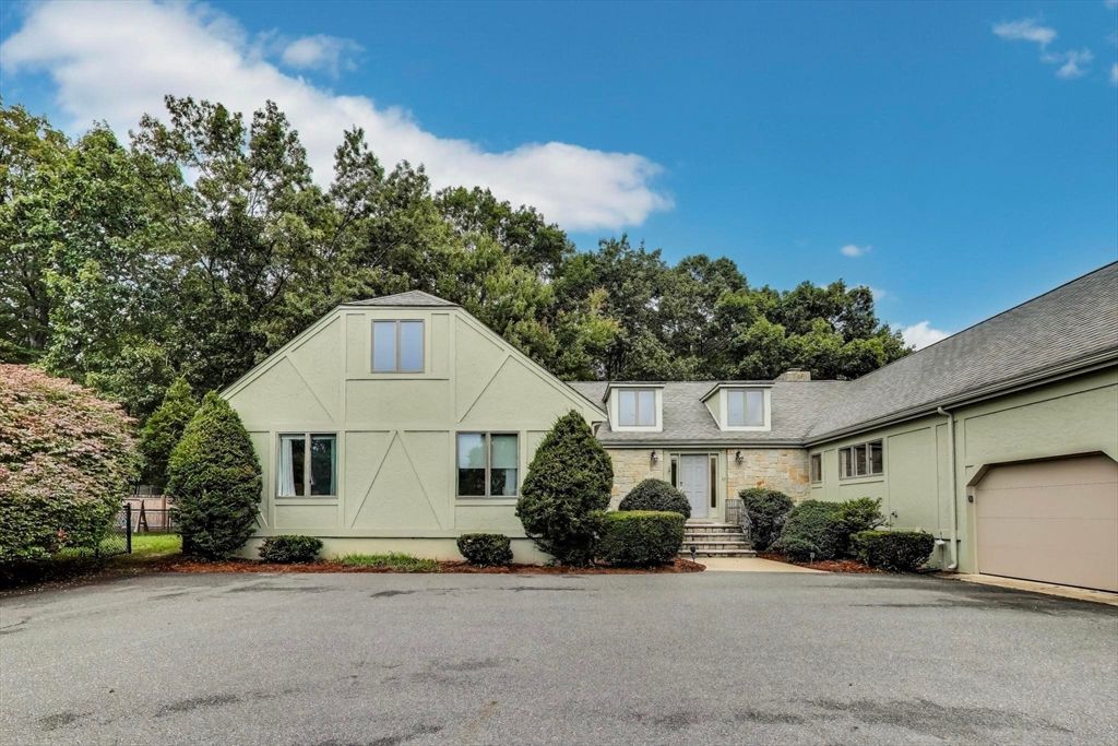 Attached, Exterior, Facade, Cape Cod