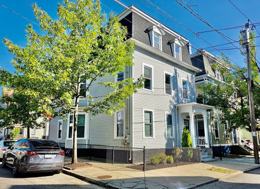 Exterior, Facade, Queen Anne Victorian
