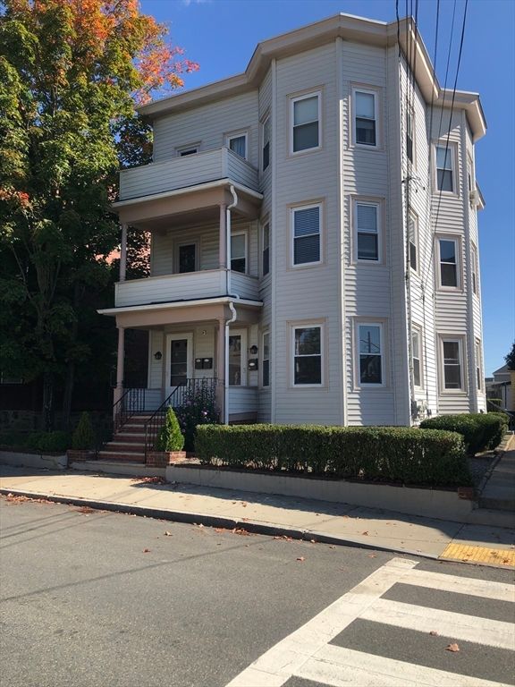 Exterior, Facade, Rowhouse