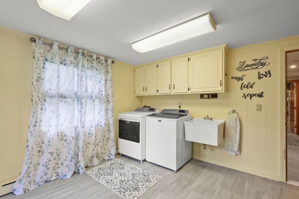 Interior, Washer, Wood Texture Flooring