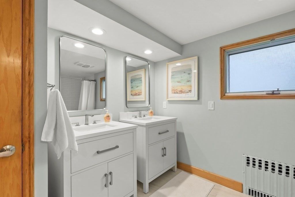 Bathroom, Dual Sink Vanities, Interior, Recessed Lighting
