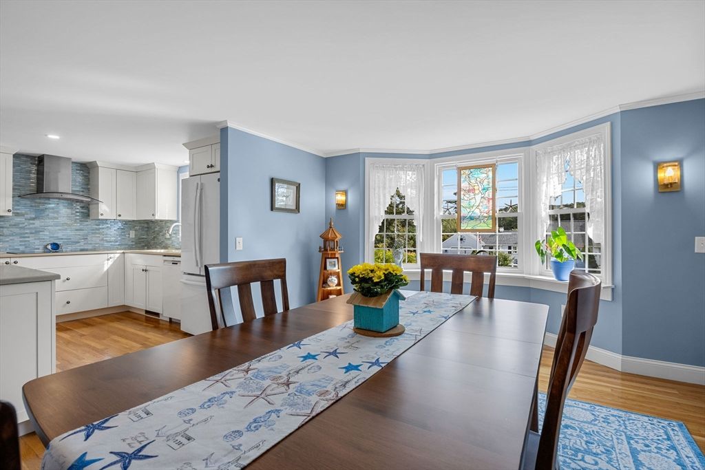 Dining room, Interior, Kitchen, Recessed Lighting, Wood Texture Flooring