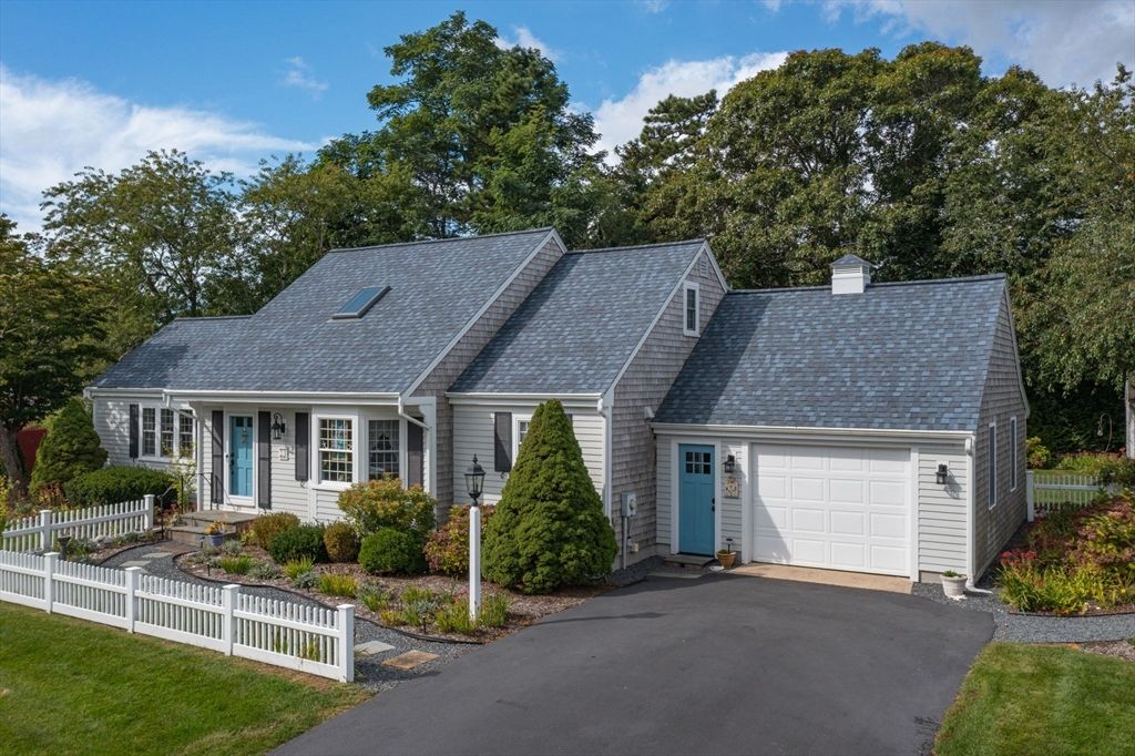 Attached, Exterior, Facade, Cape Cod