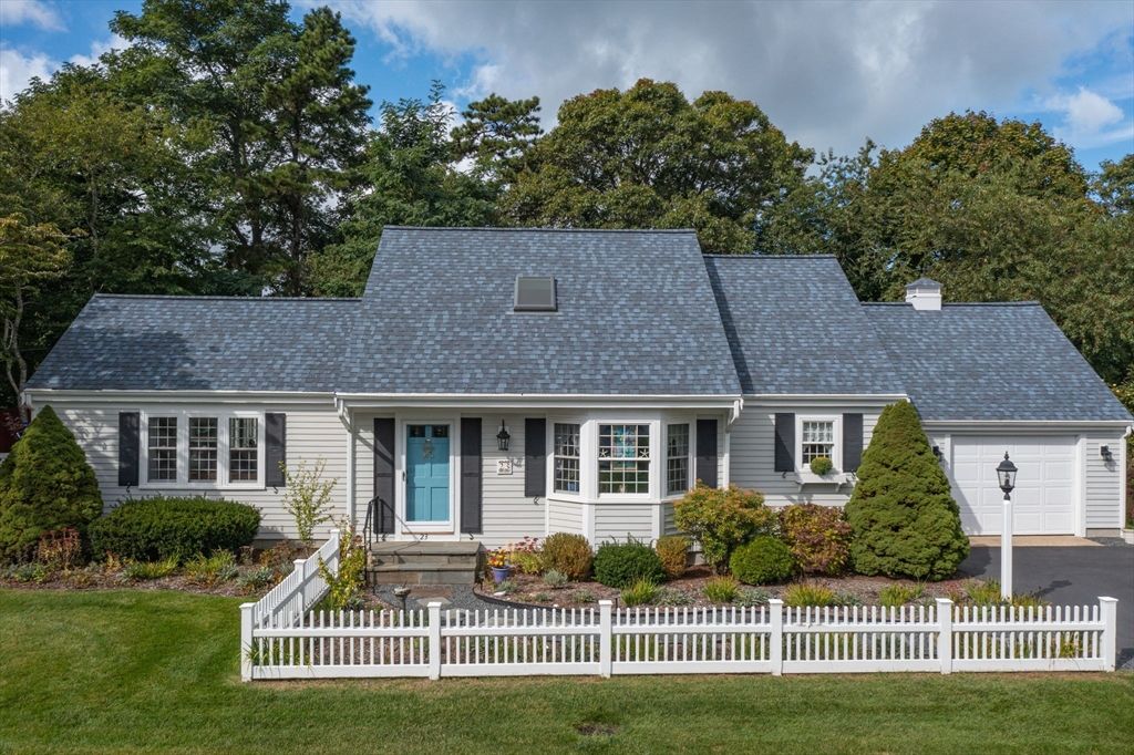 Attached, Exterior, Facade, Cape Cod