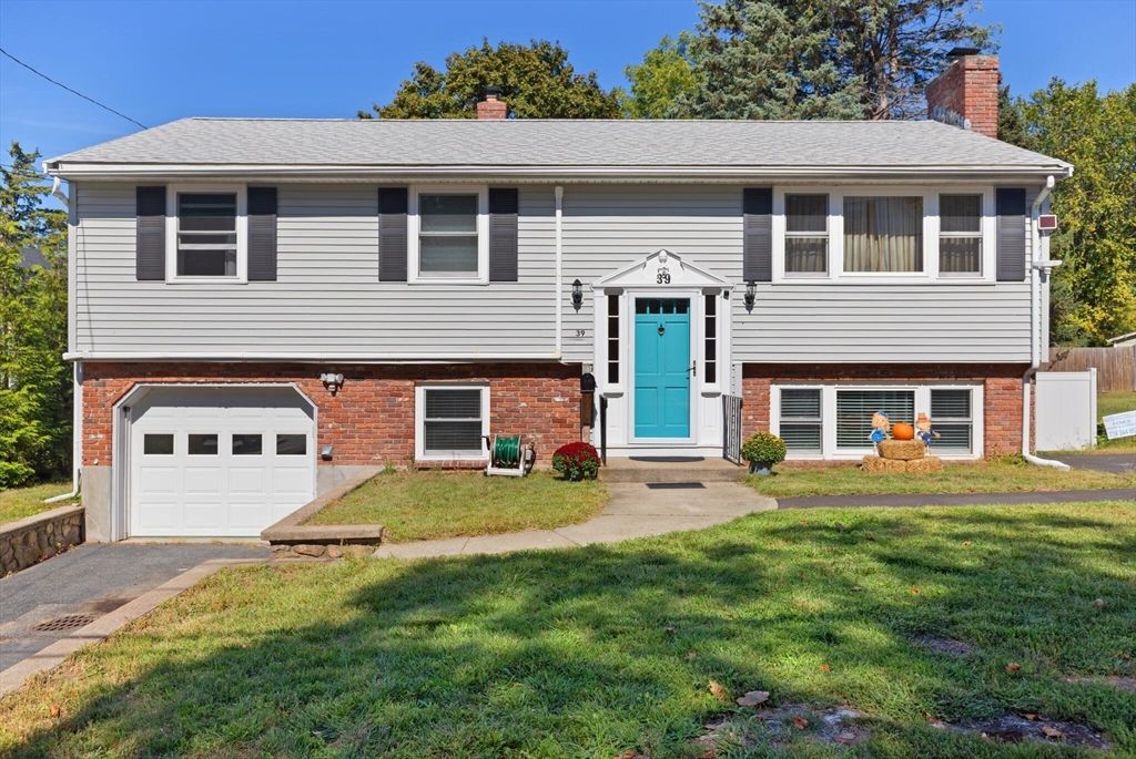 Attached, Exterior, Facade, Brick Facade, Raised Ranch
