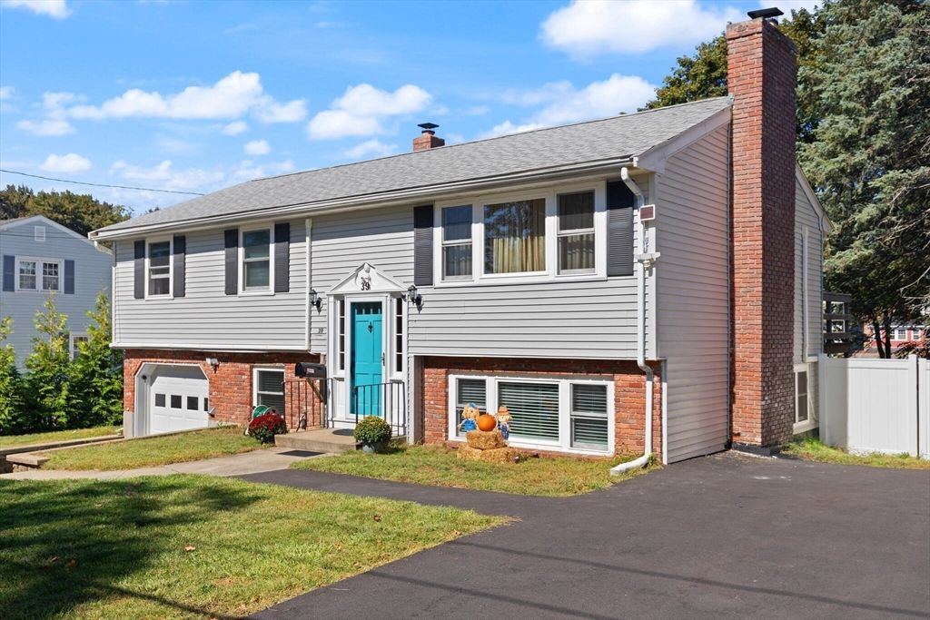 Attached, Exterior, Facade, Brick Facade, Raised Ranch
