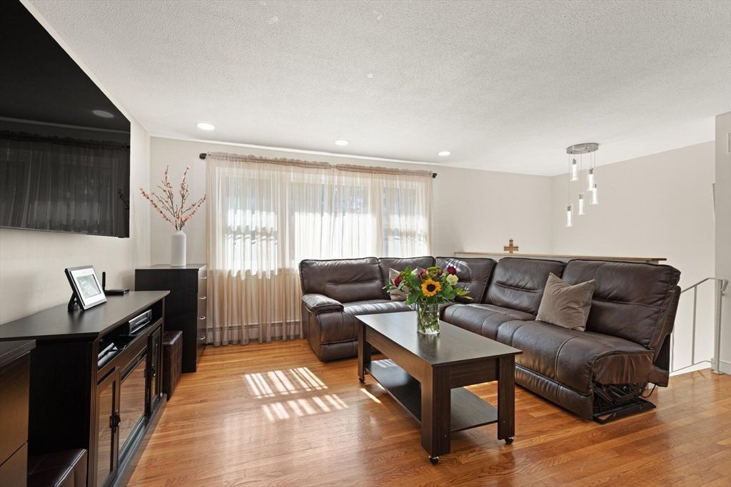 Interior, Living room, Pendant Lights, Recessed Lighting, Wood Texture Flooring