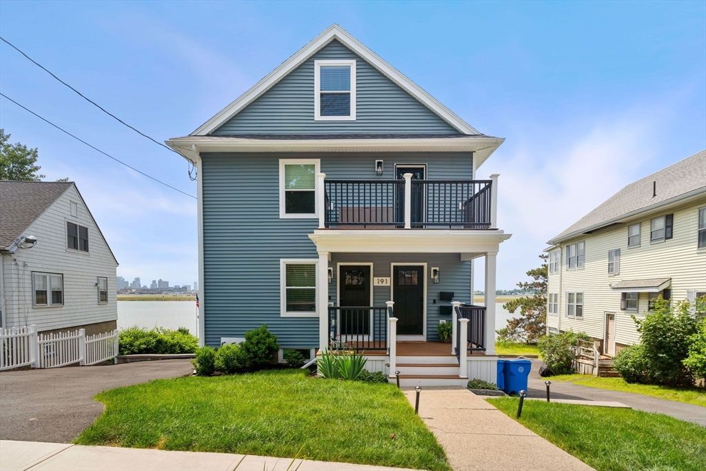 Exterior, Facade, Queen Anne Victorian