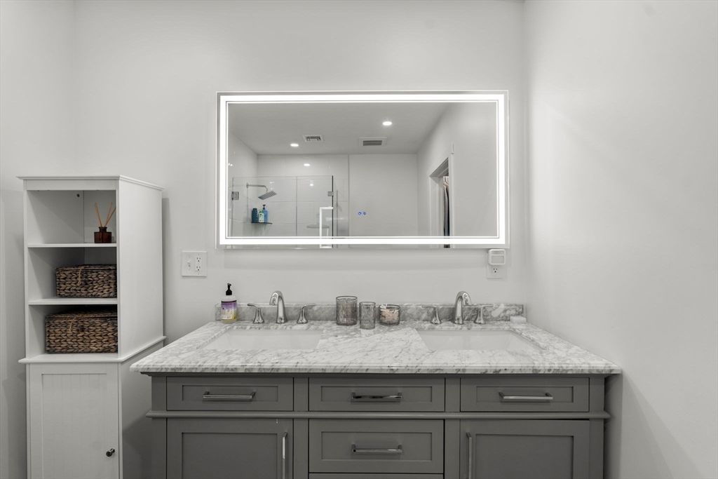 Bathroom, Interior, Recessed Lighting