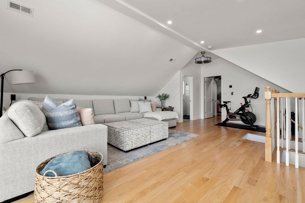 Fitness Equipment, Interior, Living room, Recessed Lighting, Wood Texture Flooring