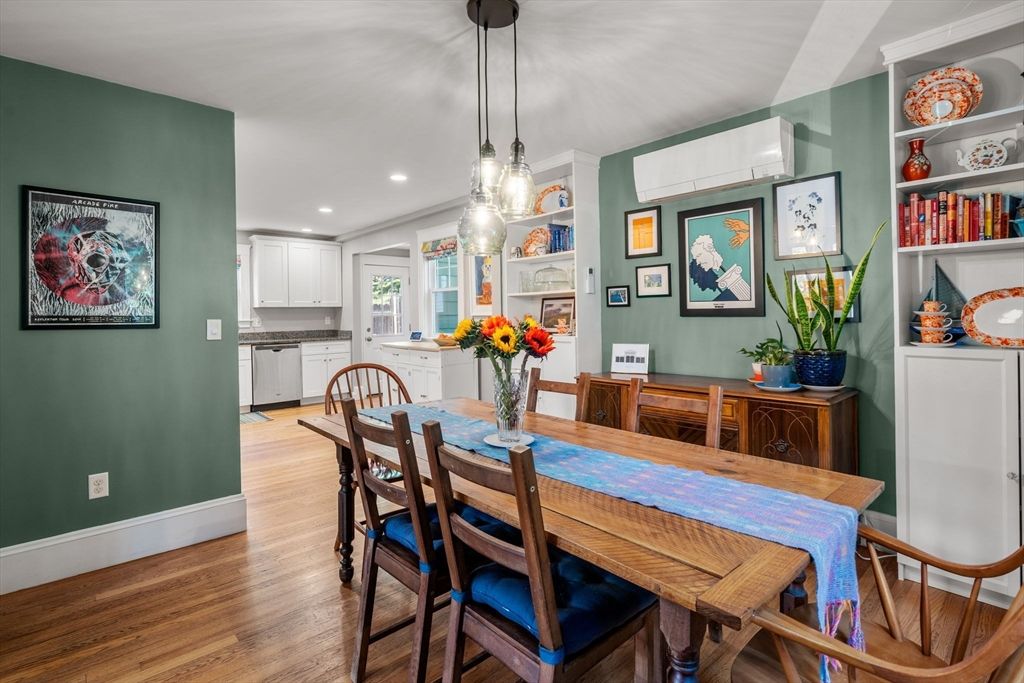Dining room, Interior, Kitchen, Pendant Lights, Recessed Lighting, Wood Texture Flooring