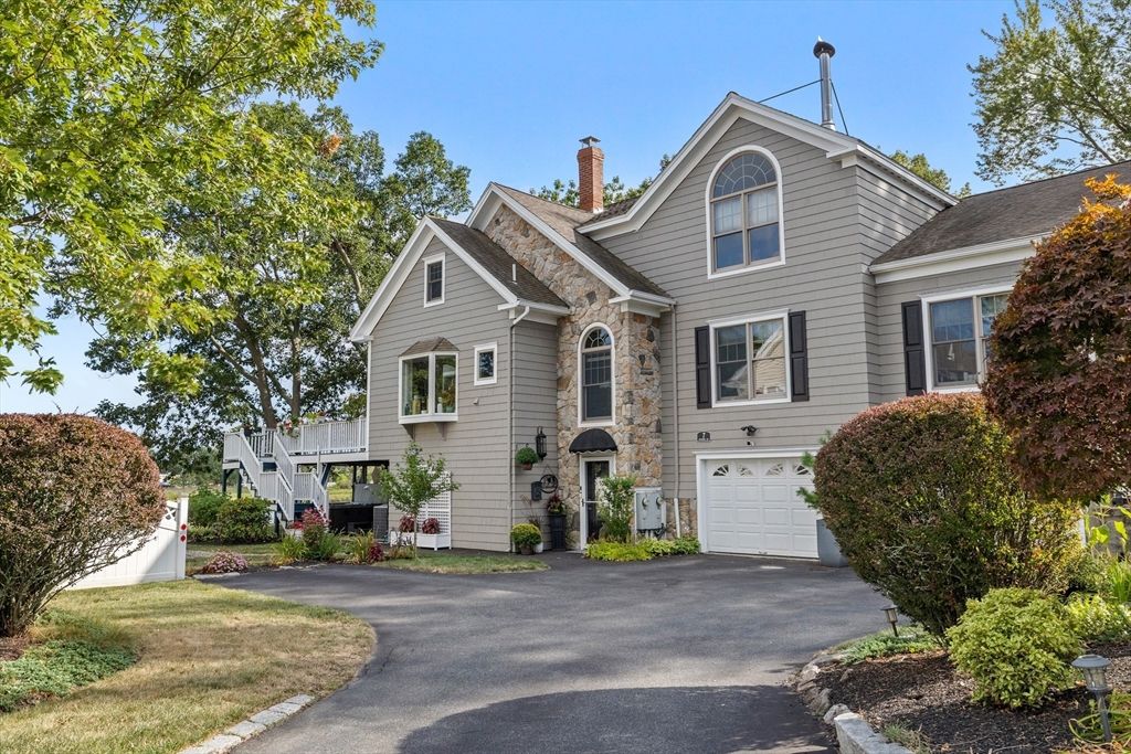 Attached, Exterior, Facade, Queen Anne Victorian