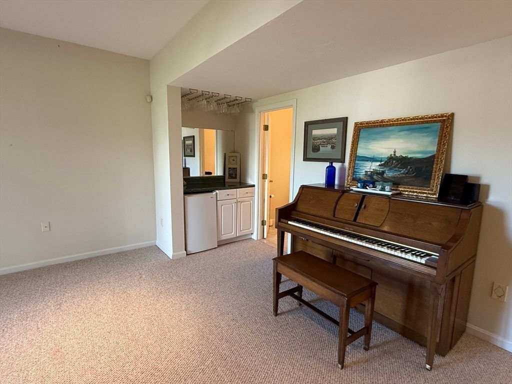 Interior, Piano