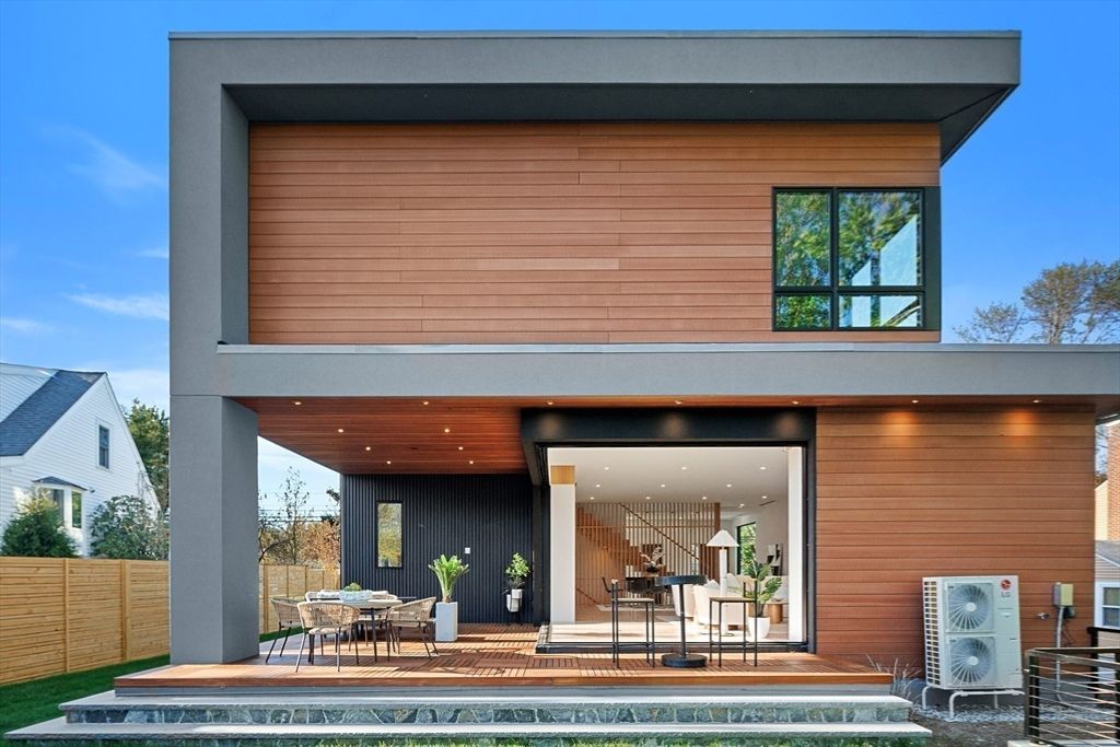Exterior, Facade, Modern