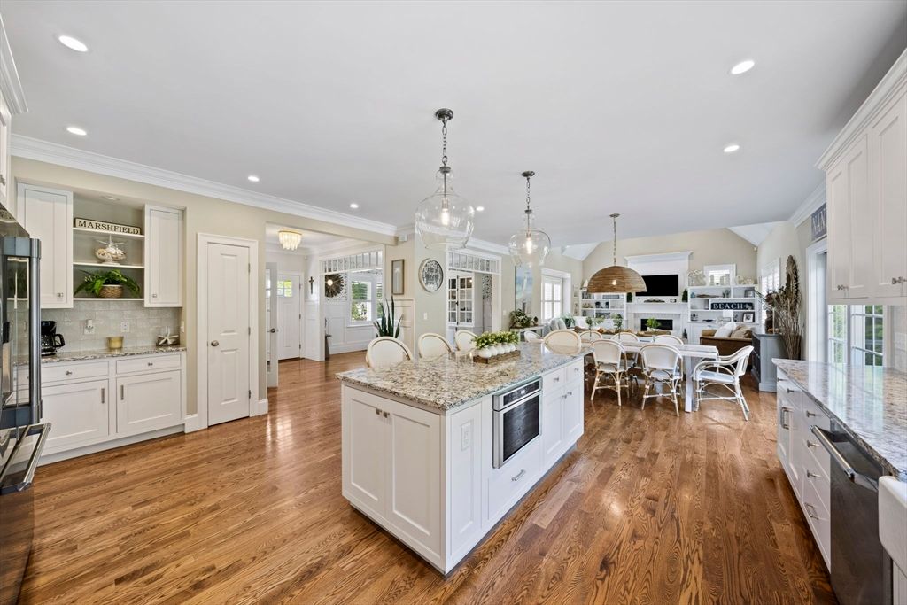 Dining room, Interior, Kitchen, Pendant Lights, Recessed Lighting, Wood Texture Flooring