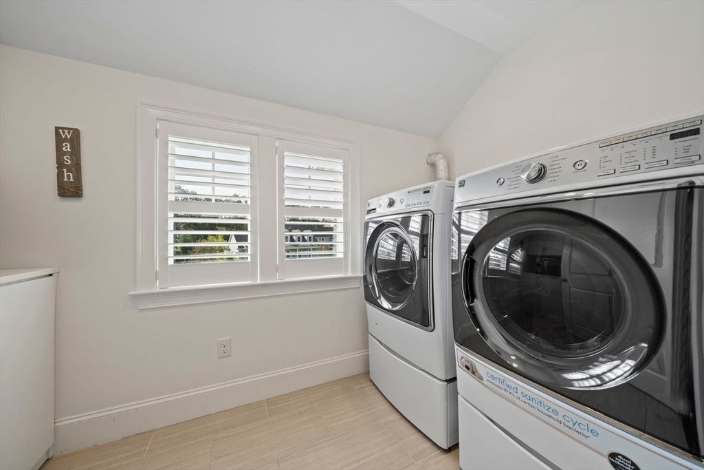 Interior, Washer, Wood Texture Flooring