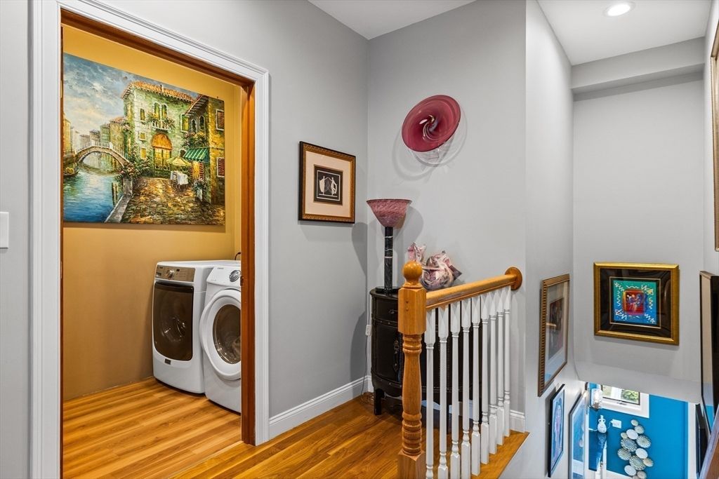Interior, Recessed Lighting, Washer, Wood Texture Flooring