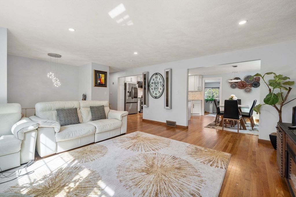 Dining room, Interior, Kitchen, Living room, Pendant Lights, Recessed Lighting, Wood Texture Flooring