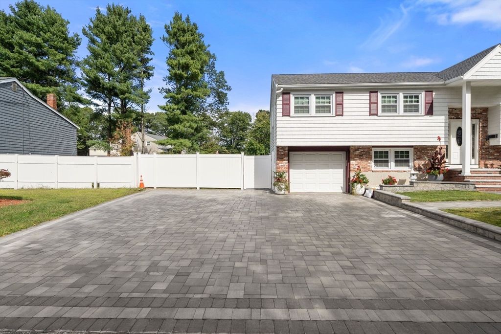 Attached, Exterior, Facade, Brick Facade, Split Level