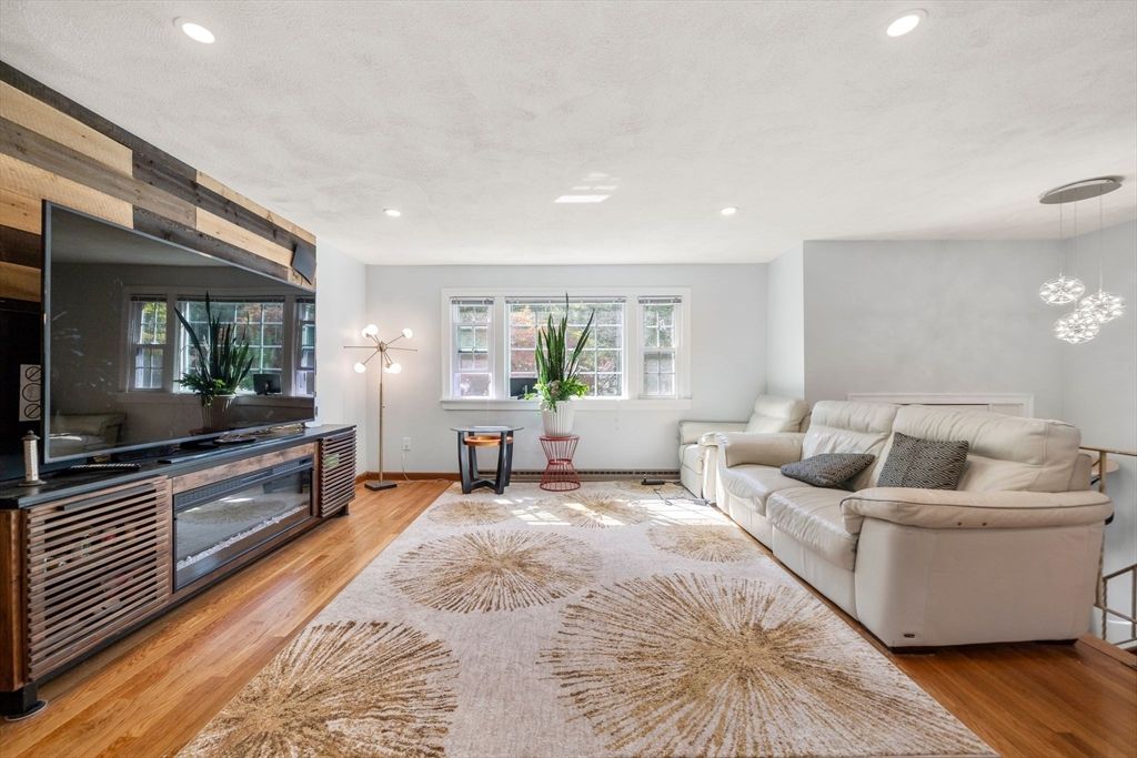 Interior, Living room, Pendant Lights, Recessed Lighting, Wood Texture Flooring