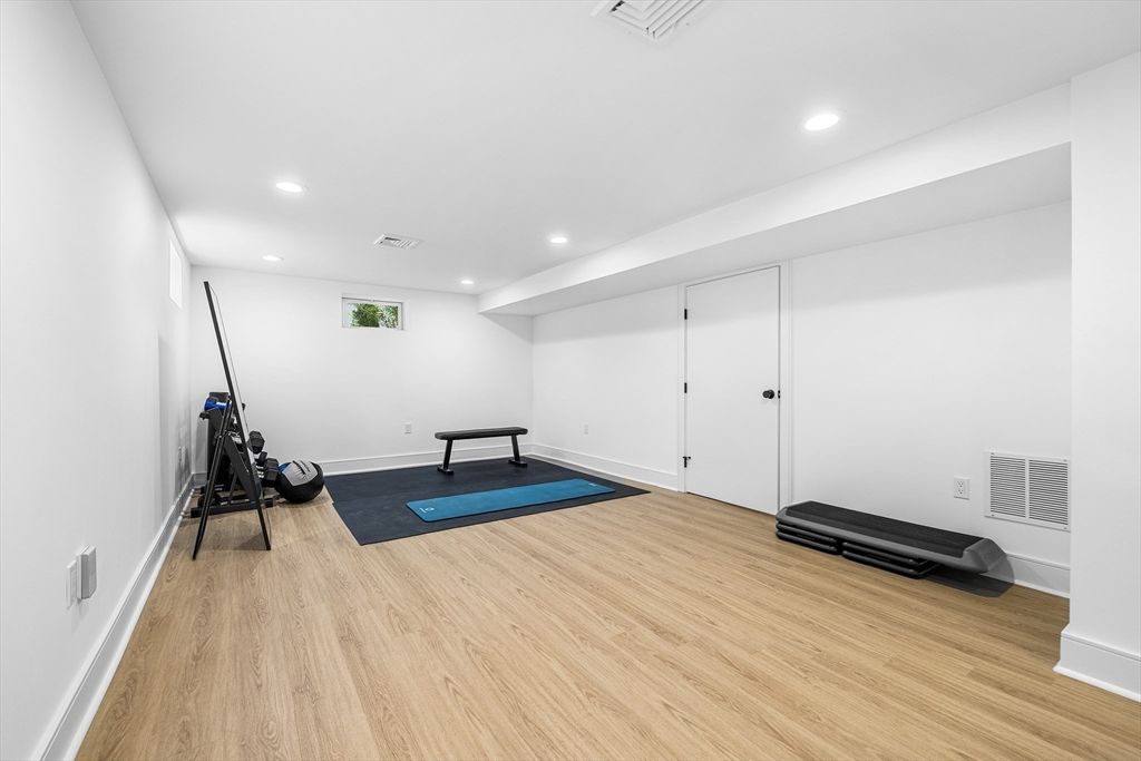 Fitness Equipment, Interior, Recessed Lighting, Wood Texture Flooring
