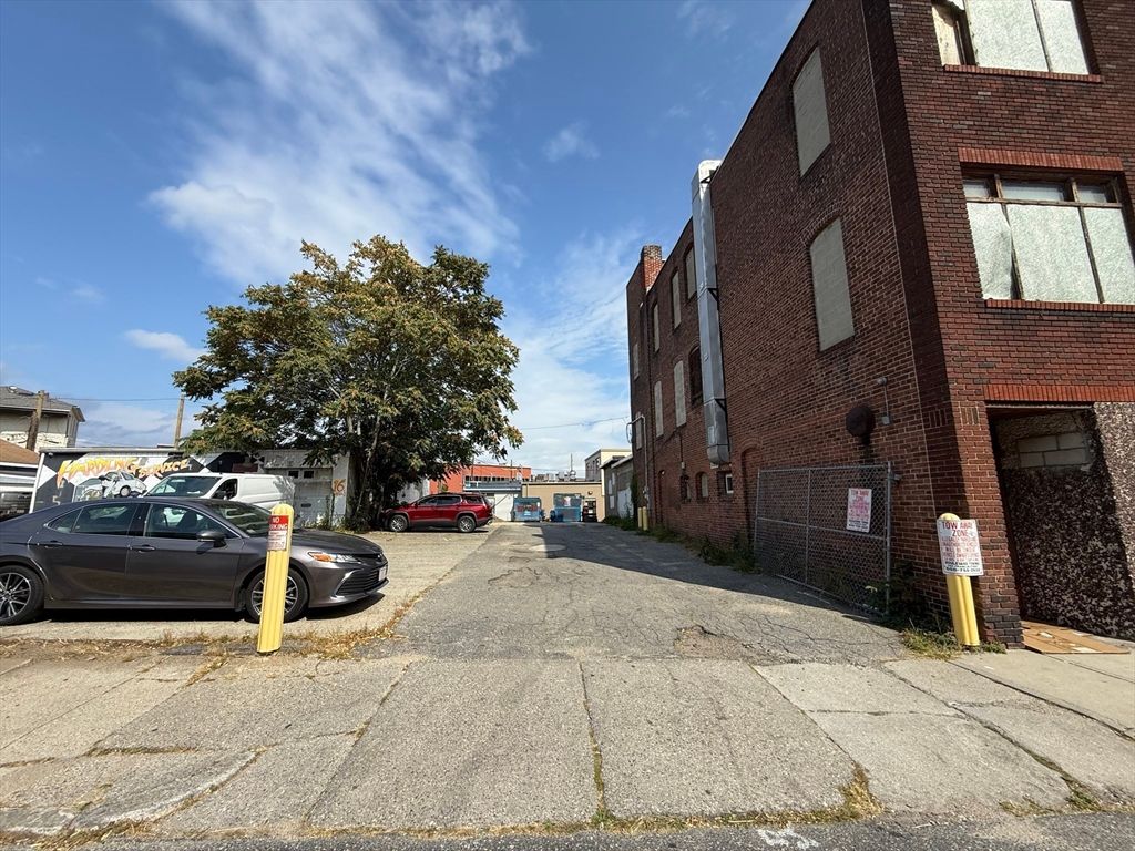Exterior, Facade, Brick Facade, Rowhouse