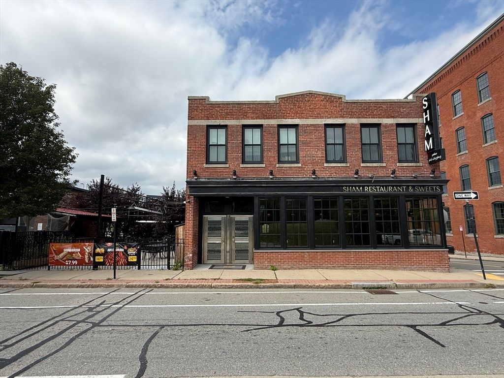 Exterior, Facade, Brick Facade, Rowhouse