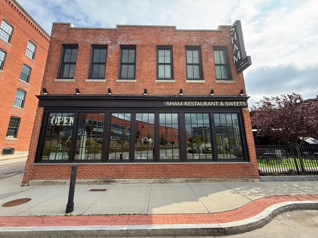 Exterior, Facade, Brick Facade, Rowhouse