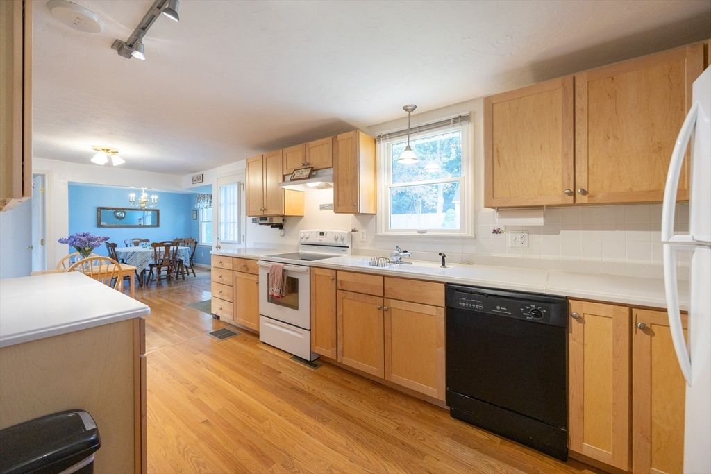 Dining room, Interior, Kitchen, Pendant Lights, Wood Texture Flooring