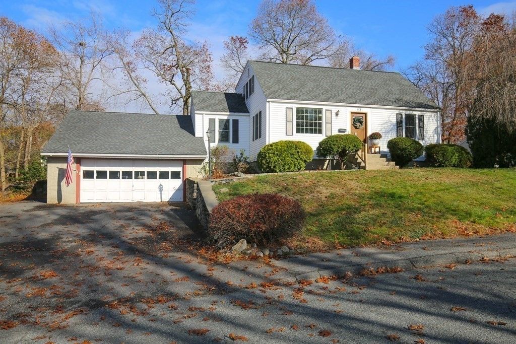 Attached, Exterior, Facade, Cape Cod