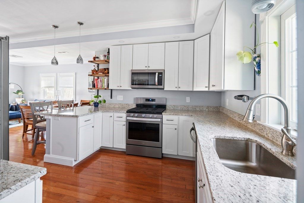 Dining room, Interior, Kitchen, Pendant Lights, Stainless Steel Appliances, Wood Texture Flooring