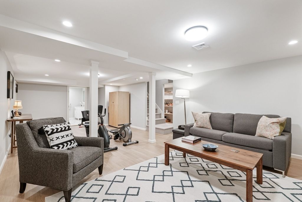 Fitness Equipment, Interior, Living room, Recessed Lighting, Wood Texture Flooring