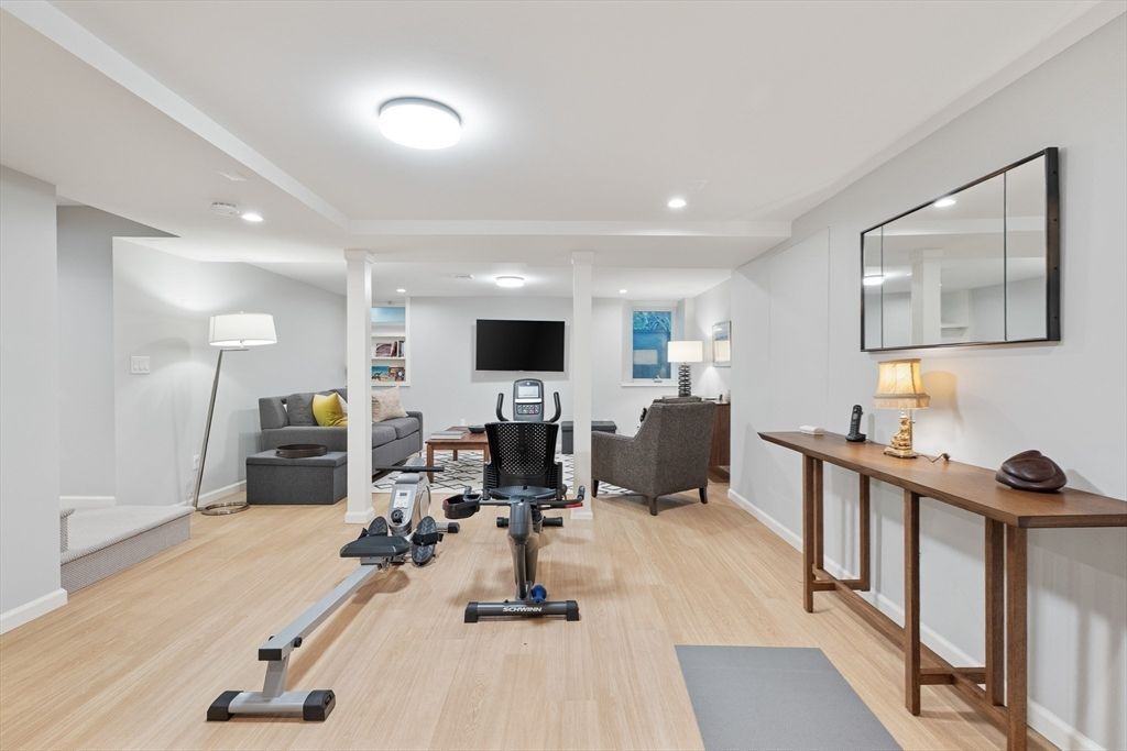Fitness Equipment, Interior, Living room, Recessed Lighting, Wood Texture Flooring