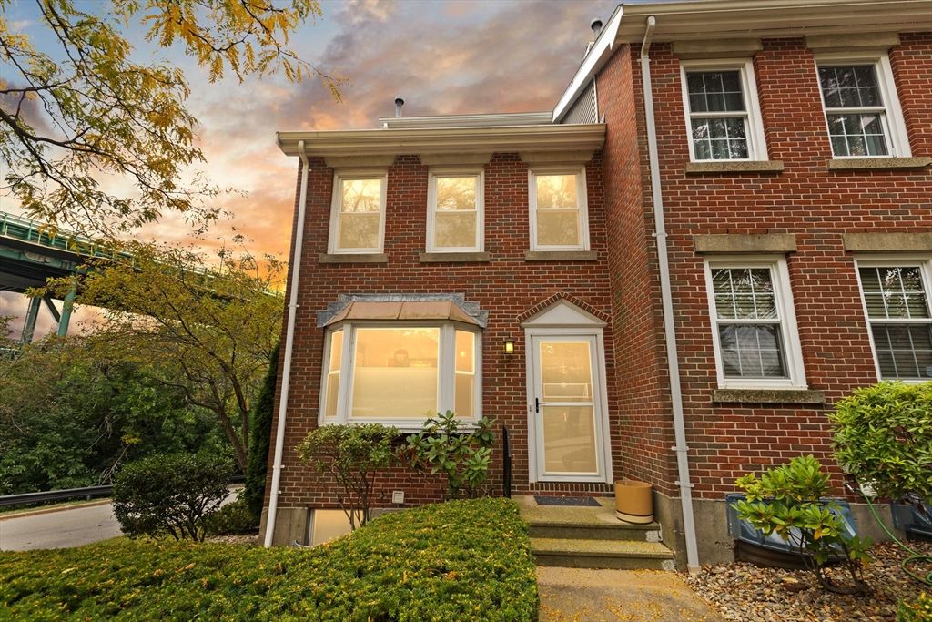 Exterior, Facade, Brick Facade, Rowhouse