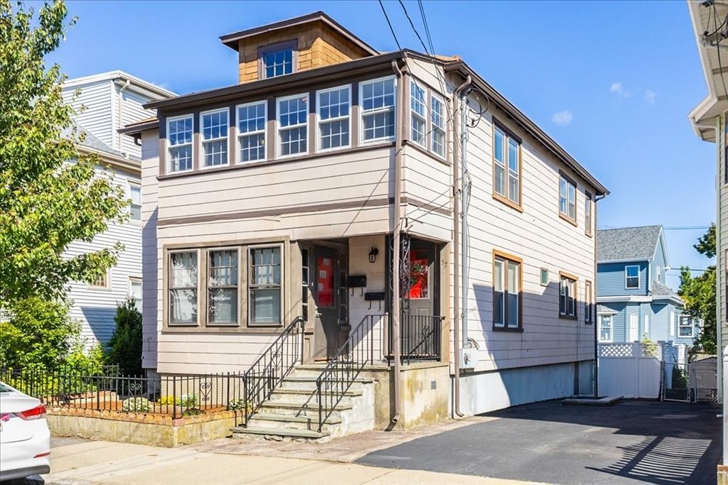 Exterior, Facade, American Foursquare