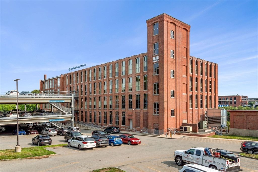 Exterior, Facade, Highrise