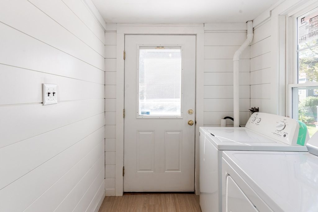 Interior, Washer, Wood Texture Flooring