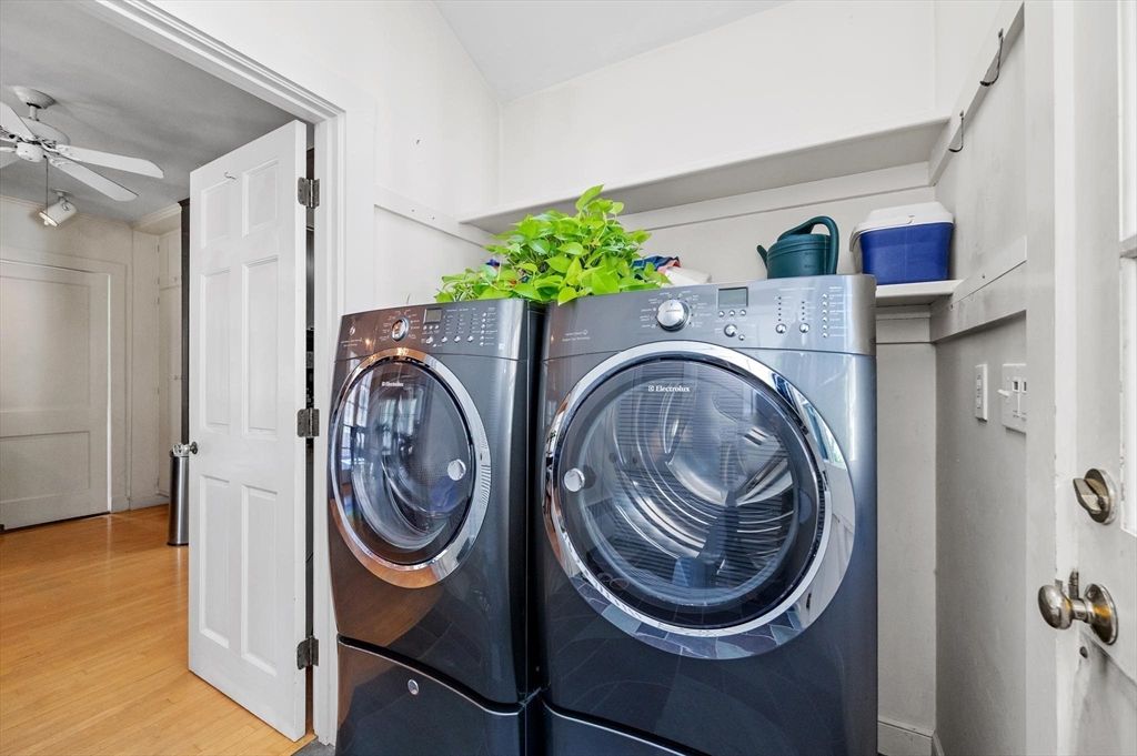 Interior, Utility Closets, Washer, Wood Texture Flooring