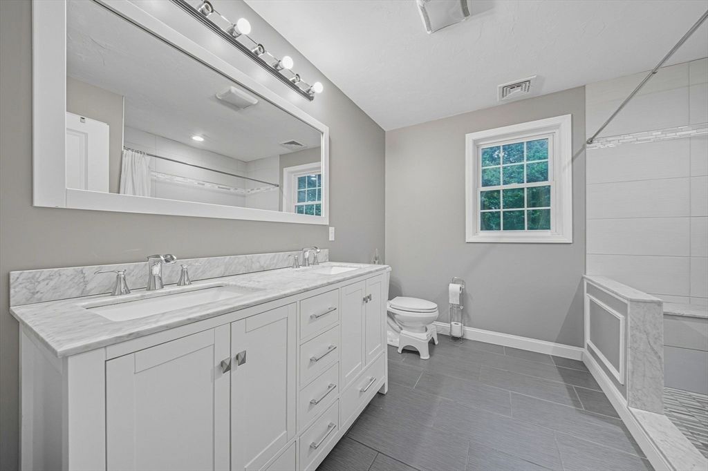 Bathroom, Dual Sink Vanities, Interior, Recessed Lighting