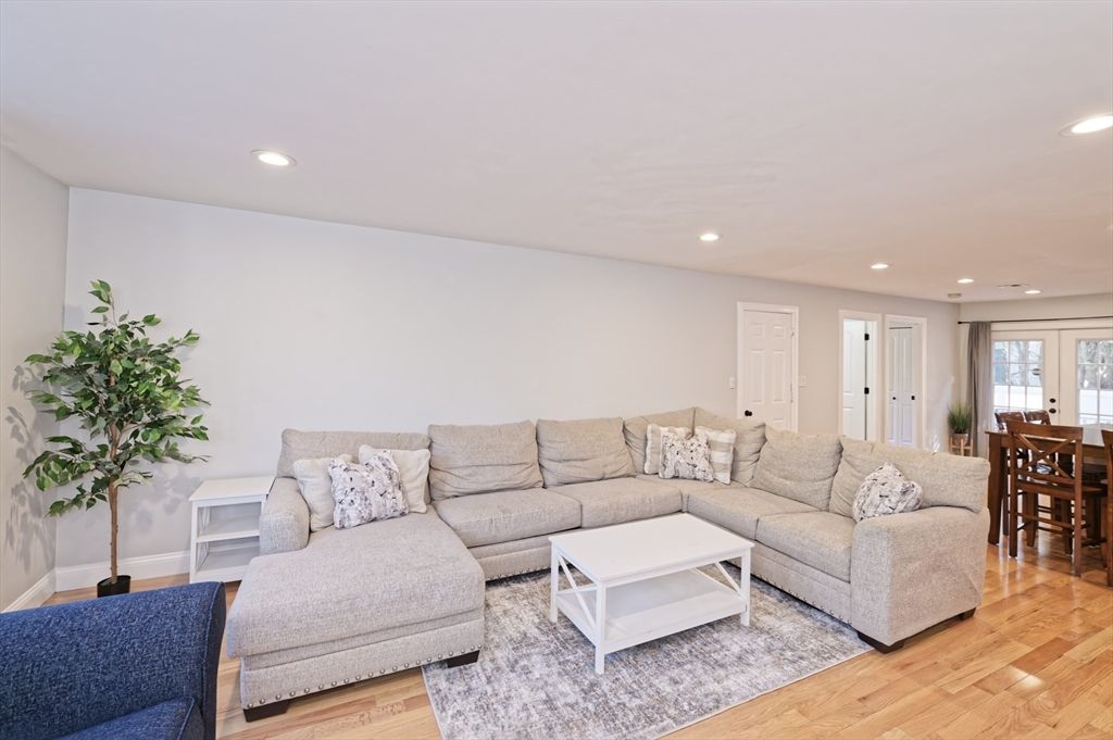 Dining room, Interior, Living room, Recessed Lighting, Wood Texture Flooring